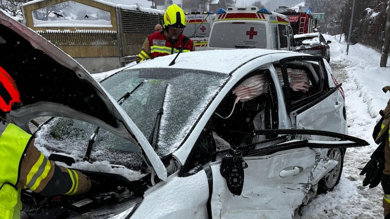 Drei Personen wurden bei der Kollision verletzt (Bild: ÖSTERREICHISCHES ROTES KREUZ, LANDESVERBAND SALZBURG)