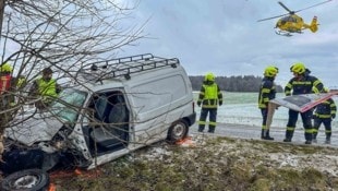 Der Lieferwagen wurde bei dem Unfall komplett zerstört. (Bild: Scharinger Daniel/Pressefoto Scharinger © Daniel Scharinger)