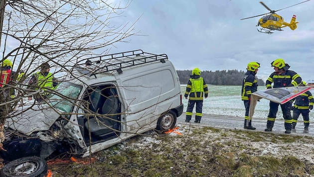 Der Lieferwagen wurde bei dem Unfall komplett zerstört. (Bild: Scharinger Daniel/Pressefoto Scharinger © Daniel Scharinger)