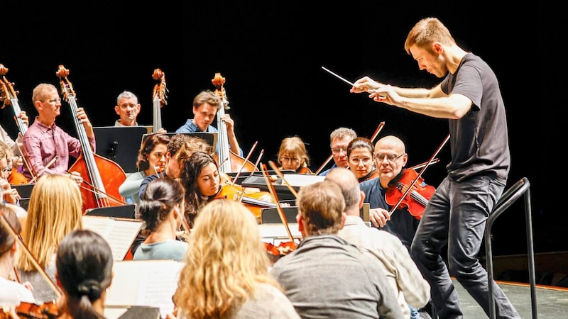 Hochkonzentriert probt der spanische Dirigent im Großen Festspielhaus. Das Orchester besteht insgesamt aus 80 Musikerinnen und Musikern. Das ermöglicht zwei Besetzungen, die oft parallel an verschiedenen Projekten arbeiten. (Bild: Markus Tschepp)