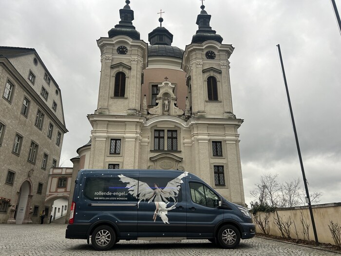 The Engelmobil in front of the famous pilgrimage church Steyr-Christkindl.
