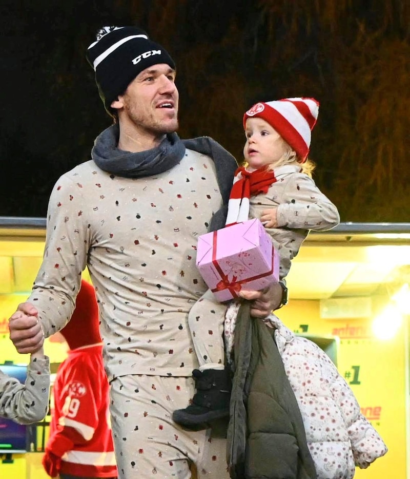 KAC crack Jesper Jensen Aabo traditionally in Christmas pyjamas with daughter Merle. (Bild: Pessentheiner Florian/f. pessentheiner)