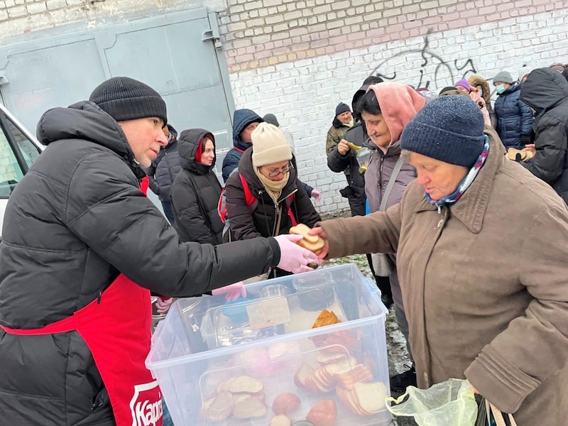 Caritas is helping on the ground with mobile soup and wood deliveries, among other things. (Bild: Matzl Christoph)