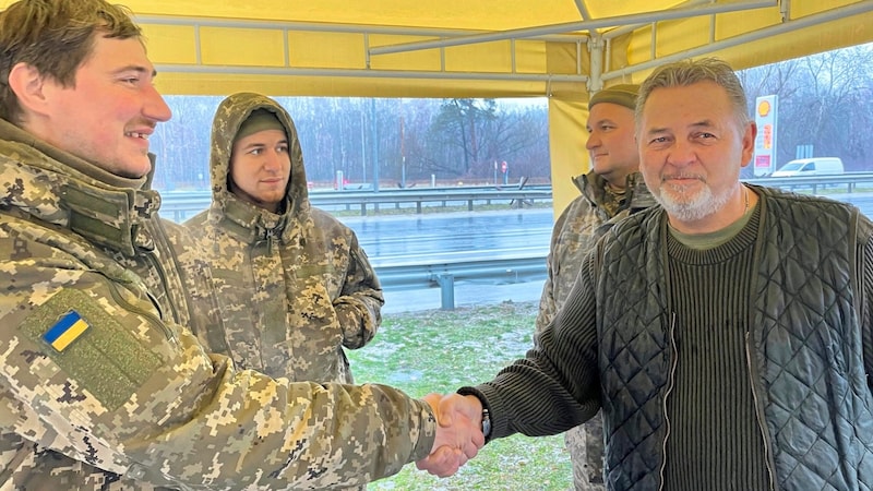 "Krone" reporter Matzl shakes the hand of a Ukrainian soldier. His motto: "We will never give up!" (Bild: Matzl Christoph)