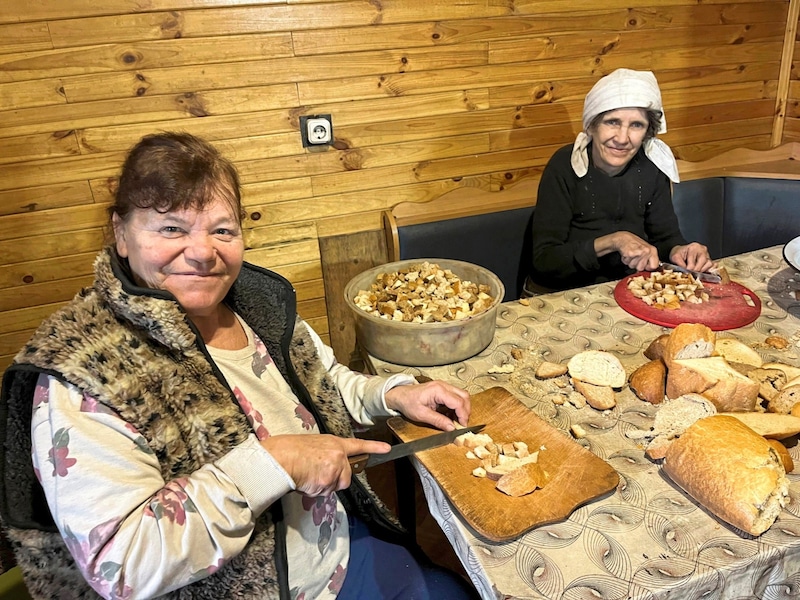 These two Ukrainian women have been preparing sandwiches for the soldiers fighting in the trenches for months. (Bild: Matzl Christoph)