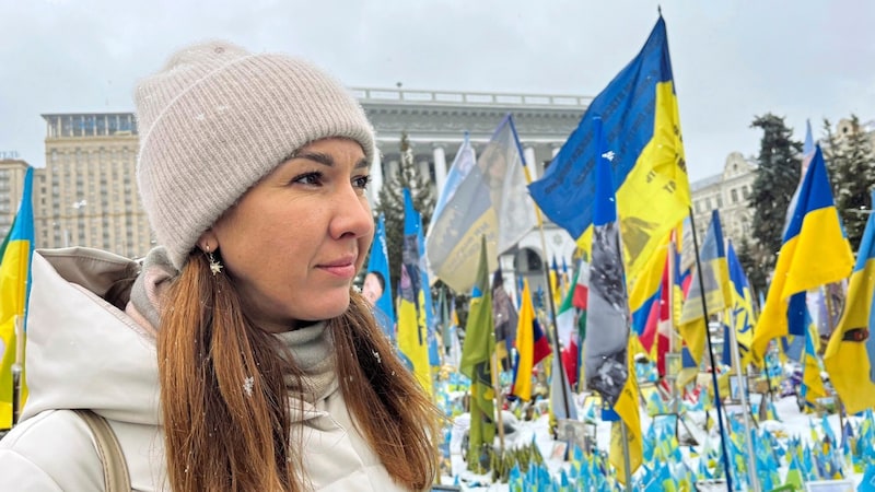 At Maidan, the historic center of Kiev, Irina commemorates fallen soldiers. (Bild: Matzl Christoph)