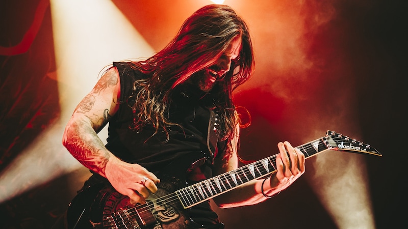 Sepultura guitarist Andreas Kisser in his element at the Vienna Gasometer. (Bild: Andreas Graf)