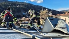 In Friesach mussten die Männer der Feuerwehr am Heiligen Abend gleich mehrmals ausrücken, weil der Sturm Schäden angerichtet hatte. (Bild: FF Friesach)