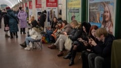 Menschen in der Ukraine suchten auch am Weihnachtsabend in U-Bahnstationen Zuflucht vor russischen Raketen- und Drohnenangriffen. (Bild: AP)