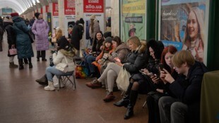 Menschen in der Ukraine suchten auch am Weihnachtsabend in U-Bahnstationen Zuflucht vor ...