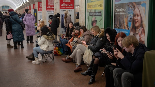 People in Ukraine seek refuge from Russian missile and drone attacks in subway stations. (Bild: AP)