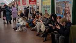 Menschen in der Ukraine suchten auch am Weihnachtsabend in U-Bahnstationen Zuflucht vor russischen Raketen- und Drohnenangriffen. (Bild: AP)