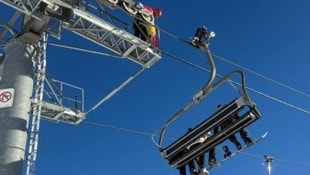 „Wegen eines Stromausfalls an den Motoren funktioniert der Sessellift Festoure an der Skistation Superdévoluy nicht“, hieß es in einer Mitteilung. (Bild: AFP)