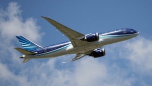 Passagierflugzeug der Azerbaijan Airlines (Bild: GETTY IMAGES NORTH AMERICA / AFP)