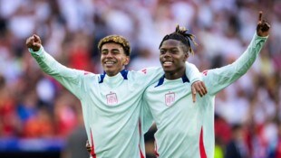 Nico Williams (rechts) hat sich auf den (weihnachtlichen) Wunschzettel der Bayern gespielt.