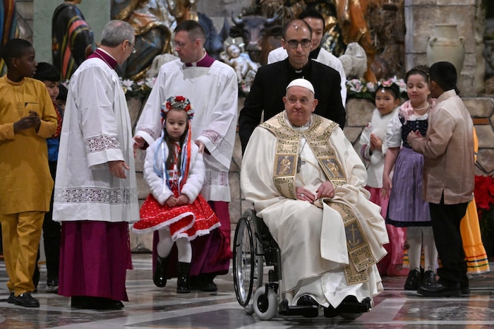 Der Papst wurde von zehn Kindern in der jeweiligen Landestracht begleitet – darunter auch die ...