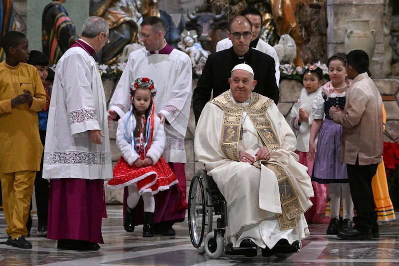 The Pope was accompanied by ten children in their respective national costumes - including little Ludovica (8) from Wels (on the right in the background). (Bild: AFP/Tiziana FABI)