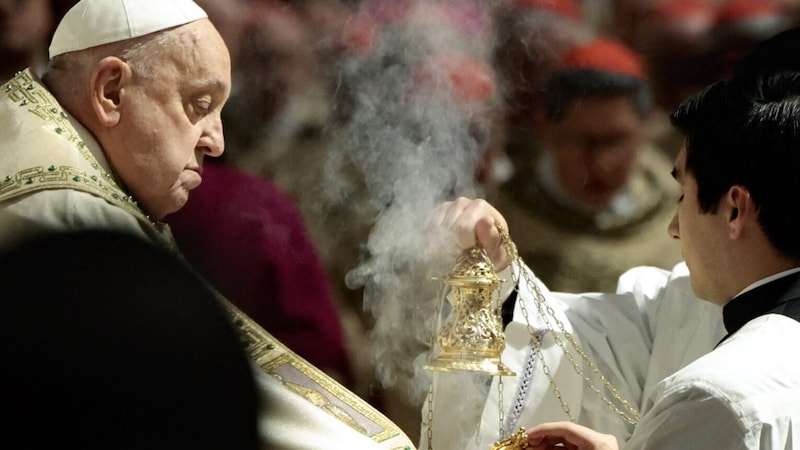 Franziskus wird wohl zu Lebzeiten nicht zurücktreten, wie es sein Vorgänger, Benedikt XVI., getan hat. (Bild: AFP)