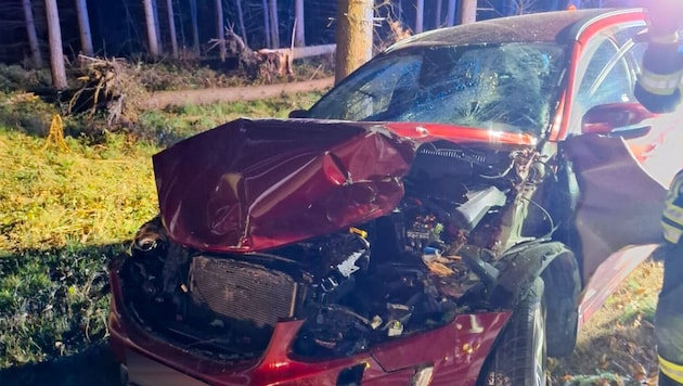 Das Auto wurde bei dem Aufprall stark beschädigt. (Bild: APA/FF MARIASDORF)