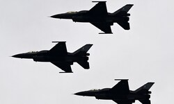 Pakistanische Kampfjets bei einer Parade