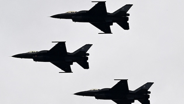 Pakistanische Kampfjets bei einer Parade (Bild: APA/AFP/Aamir QURESHI)