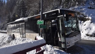 Der Bus steckte im Schnee fest. (Bild: ZOOM Tirol)