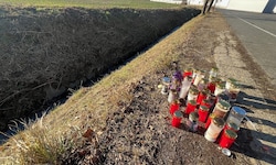An der Stelle, an der die Frau gefunden wurde, stellten Passanten Kerzen auf.