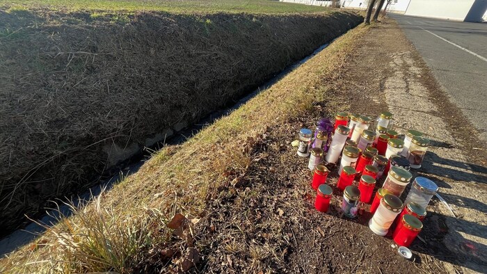 An der Stelle, an der die Frau gefunden wurde, stellten Passanten Kerzen auf.