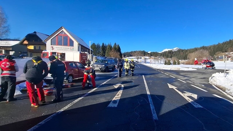 Feuerwehr, Rettung und Polizei waren vor Ort. (Bild: ARA Flugrettung)