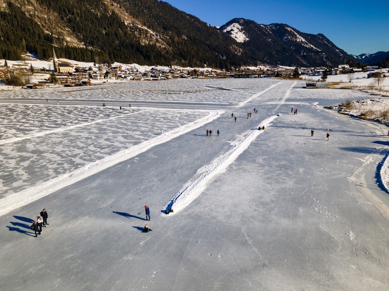 Groß ist die Freude bei allen Schlittschufans! (Bild: Weissensee)