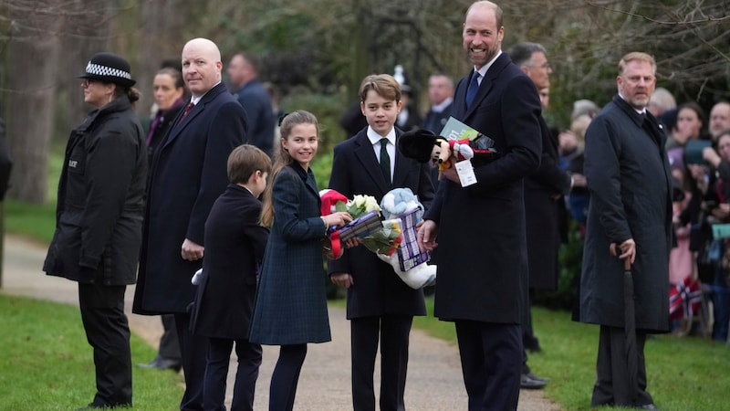 Prince William with the children (Bild: AP)