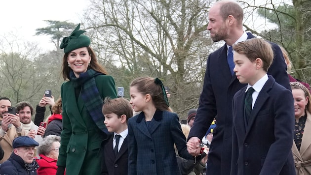 Princess Kate with her children Louis, Charlotte and George (from left to right) and Prince William (Bild: AP)