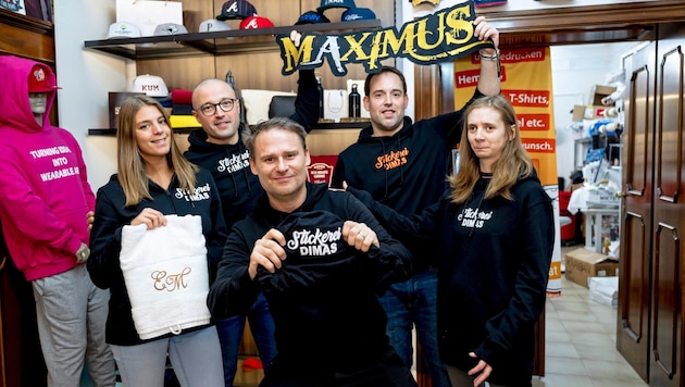 Alessandro Dimas (center) with his employees in the embroidery shop - the entrepreneur employs six people in total (Bild: Antal Imre/Imre Antal)