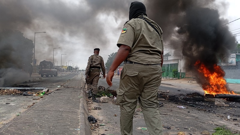 Polizei in der Hauptstadt Maputo (Bild: AFP)