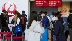 Der Ticketverkauf für Flüge am Donnerstag musste eingestellt werden. (Bild: Kyodo News)