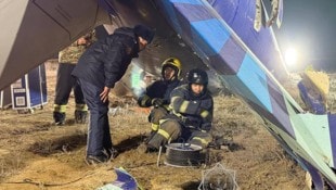 Laut Ermittlerinnen und Ermittlern hat eine russische Rakete den Flugzeugabsturz der Azerbaijan Airlines verursacht. (Bild: AFP)