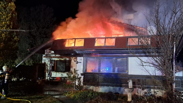 Als die Feuerwehren eintrafen, brannte das Haus lichterloh. (Bild: Bezirksfeuerwehrkommando Villach-Land)