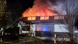 Als die Feuerwehren eintrafen, brannte das Haus lichterloh. (Bild: Bezirksfeuerwehrkommando Villach-Land)