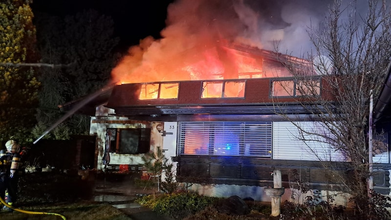 Das Haus besteht zu einem großen Teil aus Holz. (Bild: Bezirksfeuerwehrkommando Villach-Land)