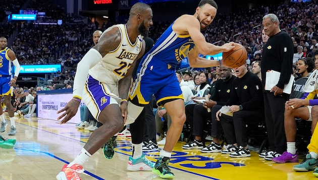 LeBron James (li.) bezwingt Stephen Curry. (Bild: 2024 Getty Images)