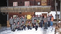 Eine Rotte besteht in Heiligenblut aus einem Sternträger, fünf Musikanten und neun Sängern, die in den Häusern gern gesehen sind. (Bild: sternsinger heiligenblut )