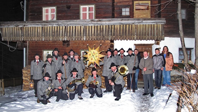 Eine Rotte besteht in Heiligenblut aus einem Sternträger, fünf Musikanten und neun Sängern, die in den Häusern gern gesehen sind. (Bild: sternsinger heiligenblut )