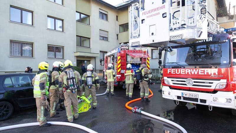 Die Feuerwehren Hohenems und Altach standen mit 55 Kräften im Einsatz.  (Bild: Mathis Fotografie)