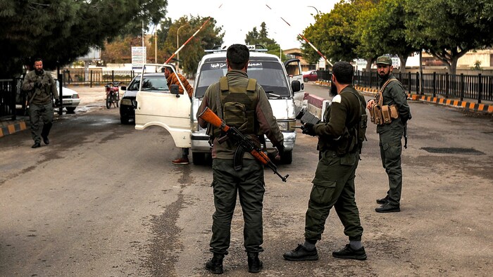 Fahrzeugkontrolle bei einem Checkpoint in Tartus