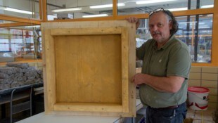 Manfred Ringhofer mit der Holzform, die er selbst in der Schule gebaut hat. Ceramico übernimmt ...