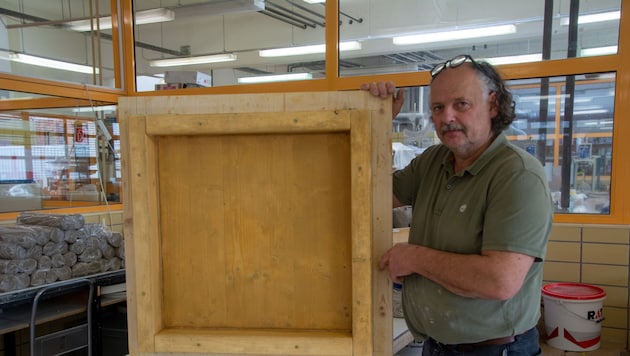 Manfred Ringhofer with the wooden mold that he built himself at school. Ceramico takes on orders and carries them out with the pupils - that's the way to learn practical work! (Bild: Charlotte Titz)