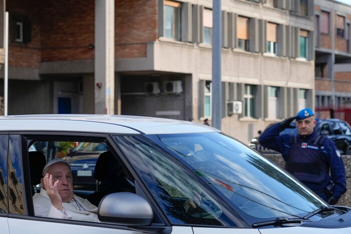 Der Papst bei seiner Abreise aus dem Gefängnis.