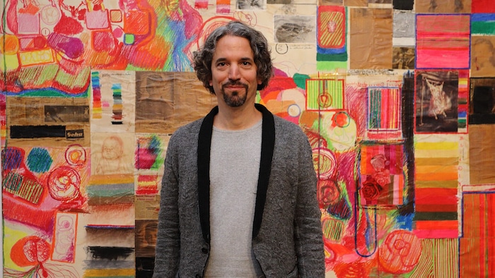 Roman Grabner, Leiter des Bruseum in Graz, vor einer Zeichnung von Hermann Nitsch