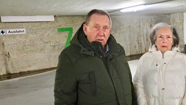 Mrs. Hopodides and her neighbor are annoyed: they have to climb a lot of stairs to get to their car. (Bild: Jöchl Martin)