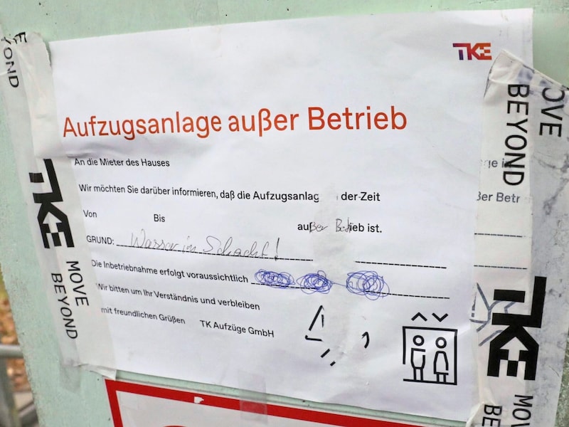 The tenants only find the laconic note "water in the shaft" as the reason for the lift breakdown - and instead of the date of the expected commissioning, only scribbles. (Bild: Jöchl Martin)